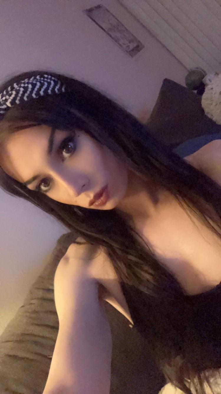 do u accept nudes from hornyy trans girls? 👸🏻