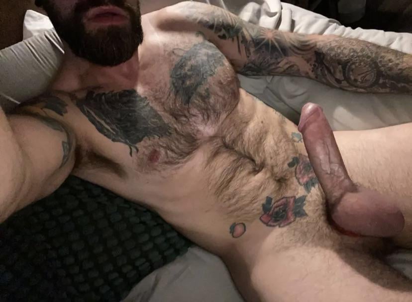 31 Canada Who likes some fur and a thick cock