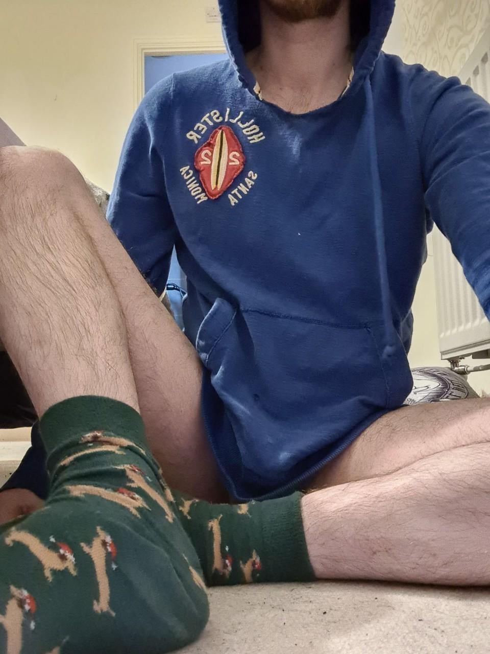 32 Anyone into hairy men Otter here love musky dudes
